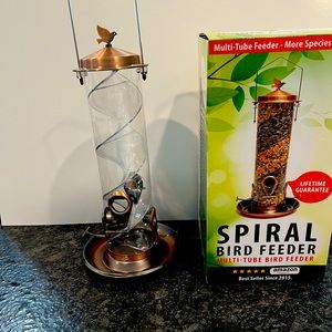 Spiral bird feeder